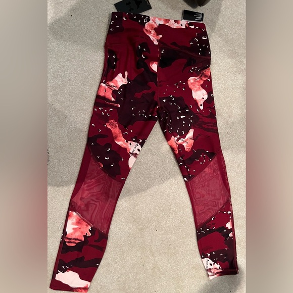 Under armour 2 compression leggings and 1 bra size M. With tags. - Picture 9 of 11